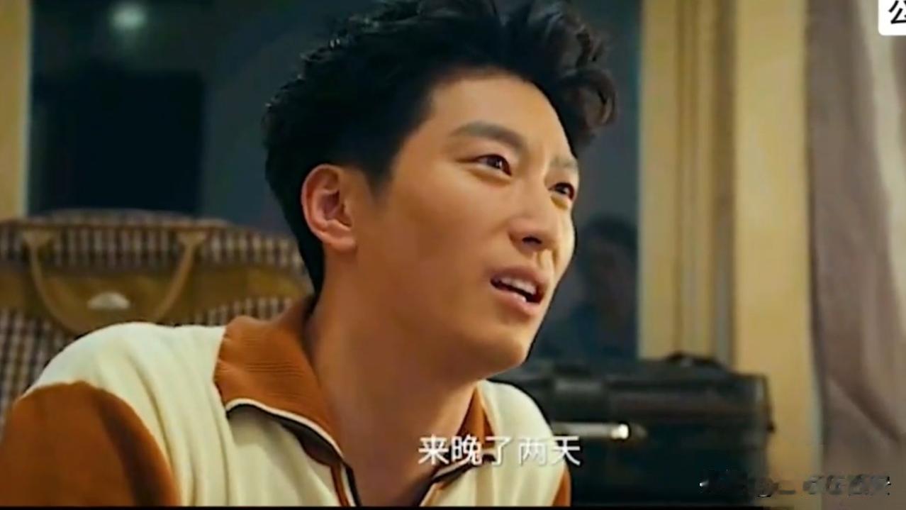 半夜三更想催更。突然发现纨绔痞帅的刘红兵坏笑起来很好看，也很可爱，他把一个二货在
