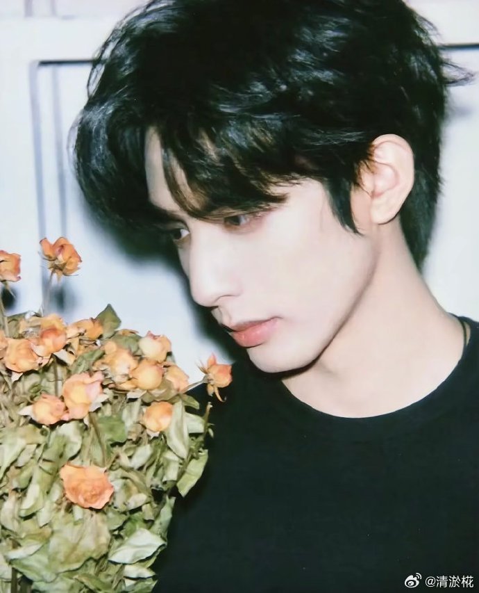 宋威龙看大妈跳广场舞哈哈哈哈这个时候好想去问一句：宋威龙，你是不是也想加入～