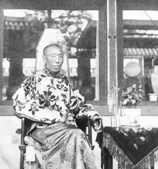 为慈禧守孝100天后，李莲英年迈失势，脱下太监“第一人”光环，只为余生求一个太平
