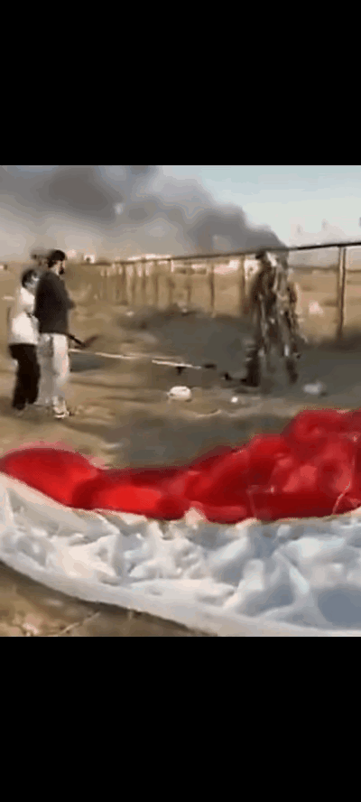 昨天，美军驾驶F-15E战斗机的飞行员跳伞刚落地，还没来得及抖掉身上沙尘、理好飞