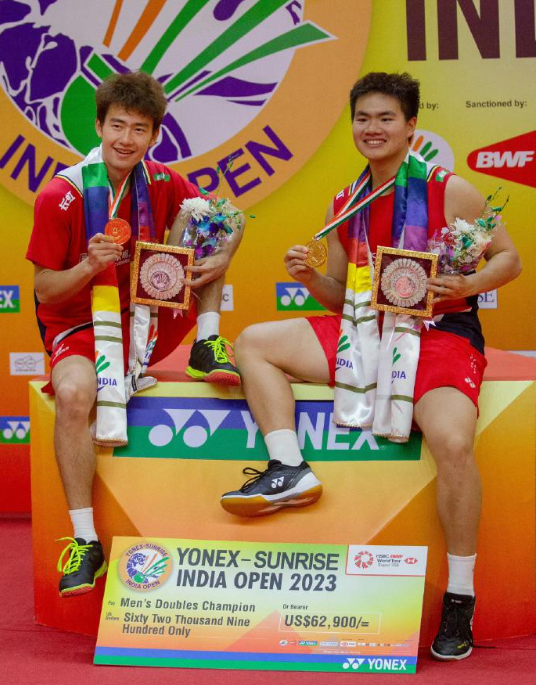 梁王组合复刻23年领奖姿势时隔三年梁伟铿王昶又一次拿到印度公开赛冠军，完美