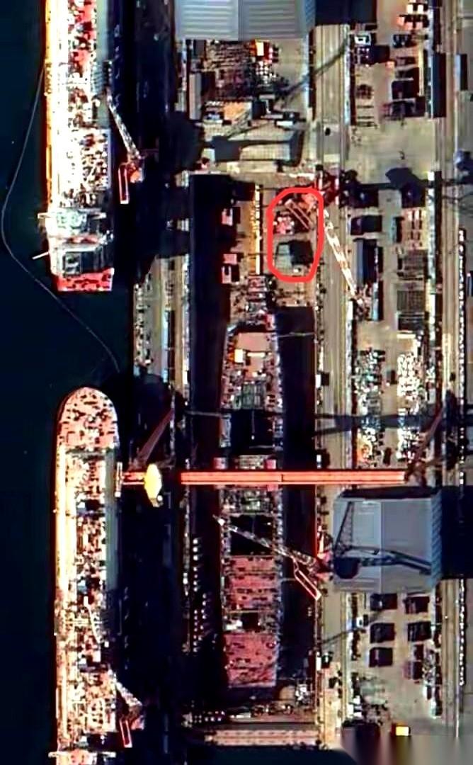 看到最前头那块白色的墩子了没？对，就那儿。那才是看懂咱们“四公主”真实身板儿