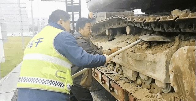 “收费员火到了央视！”杭州，货车超重0.87吨被收费站拦住，司机急得抓耳挠腮！不