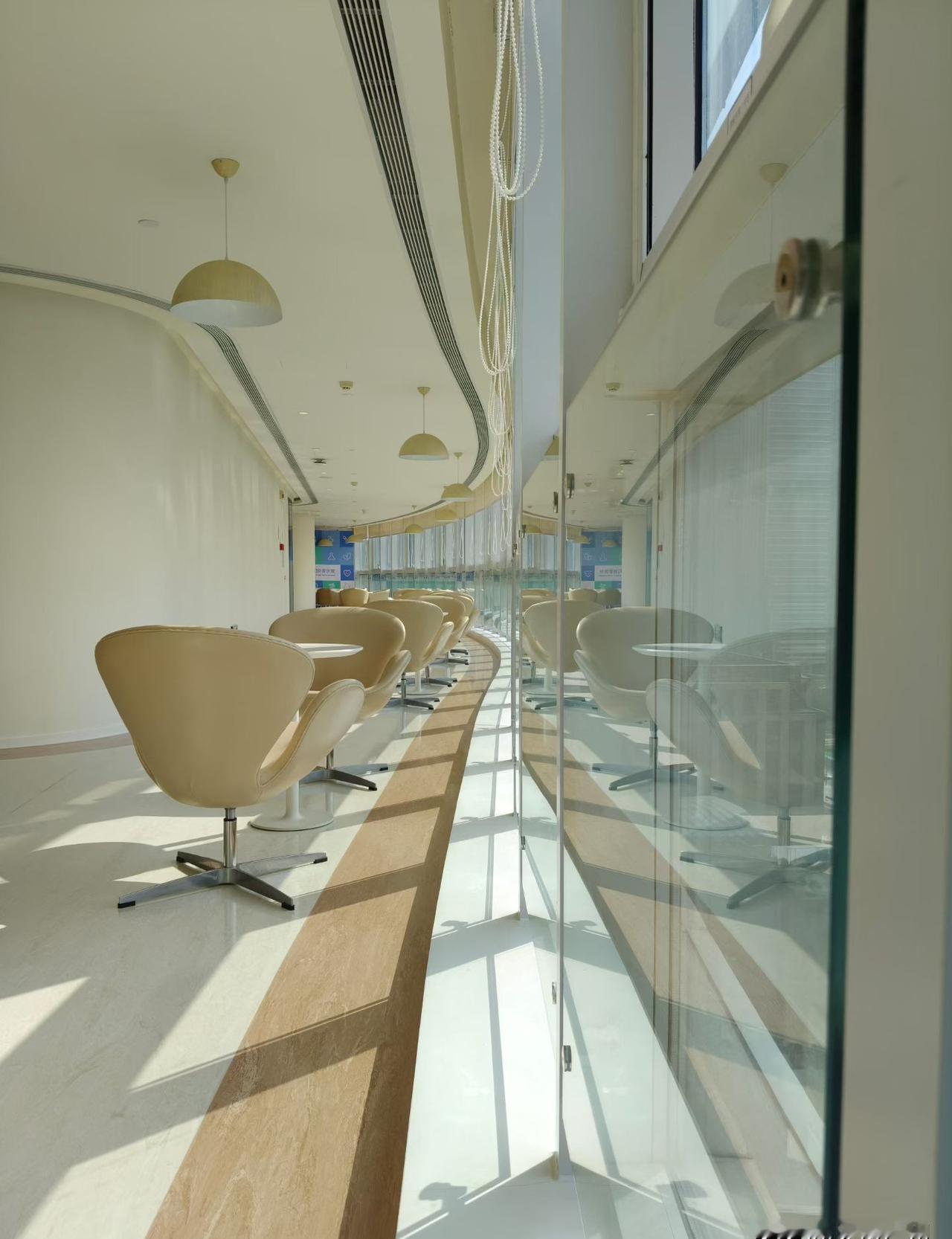 立刻去看剖腹产姐妹？你这不是关心，是捣乱。同事非要带着猪脚姜冲去月子中心。