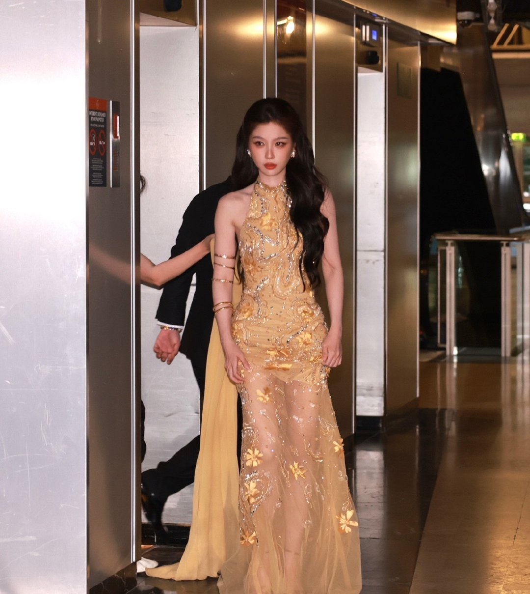 虞书欣金纱长裙虞书欣披肩长拖尾虞书欣披肩长拖尾