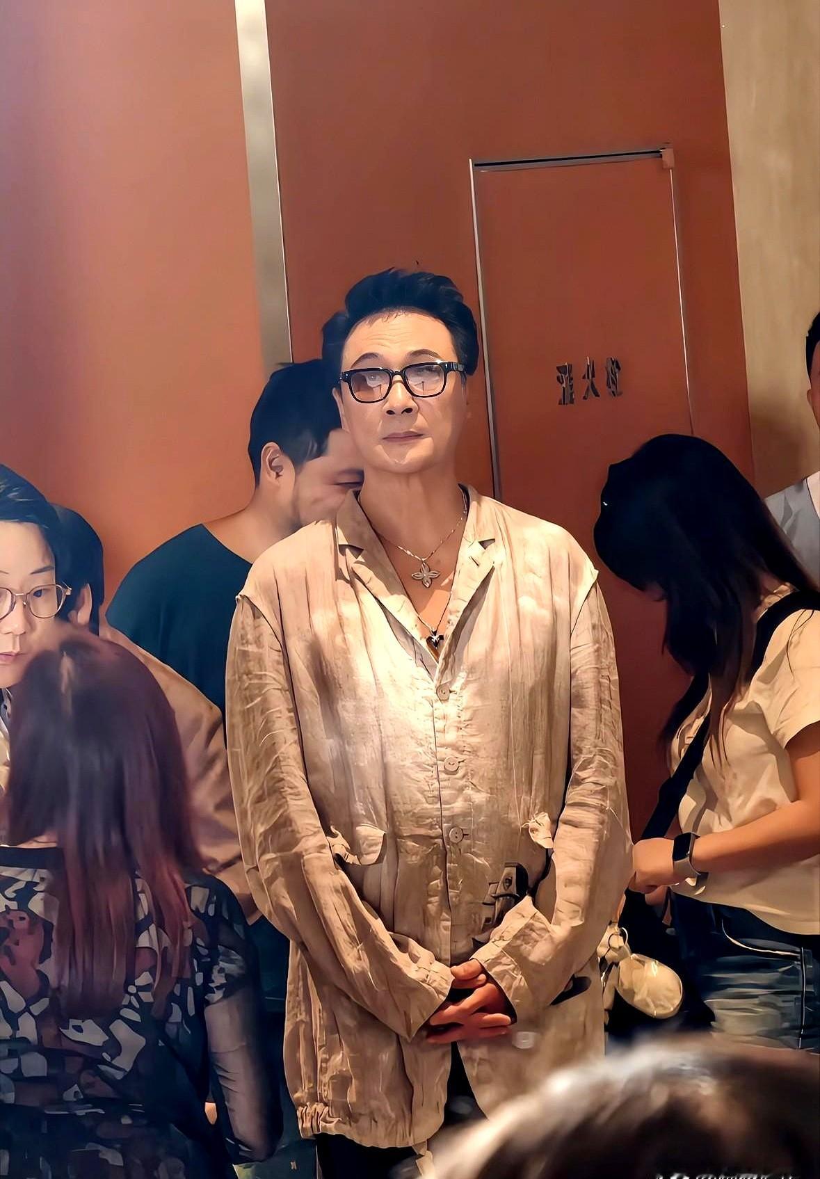 64岁的吴镇宇顶着乱发走出来时，现场的镜头差点没对上焦。没有打光板，撤掉十级滤镜，这位曾经在银幕上拿