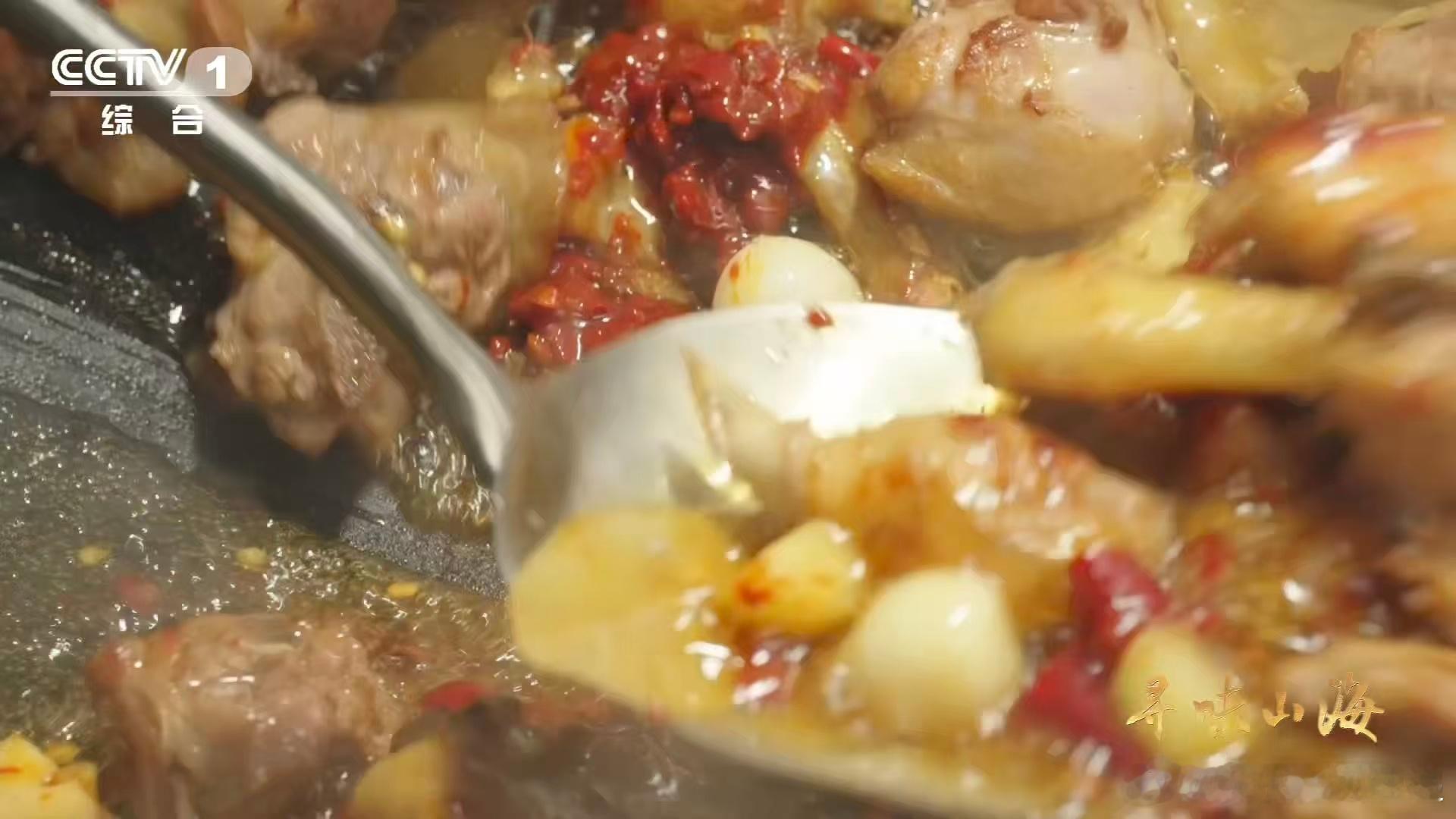 比肉还香的配菜魔芋是怎么变身下饭菜的鸭肉的香和魔芋的糯在汤汁里完美融合，每一口