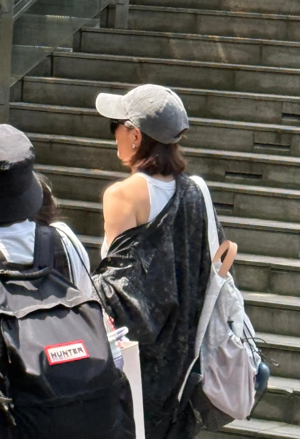 贾静雯一家在成都被偶遇，小孩放暑假，贾静雯和修杰楷带着波妞和咘咘去成都玩了。​