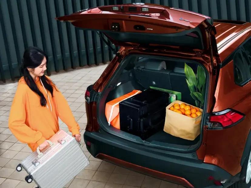 年底的快乐是“卡罗拉”给的！有了这辆“卡罗拉”，出门再也不用挤公交地铁啦！送