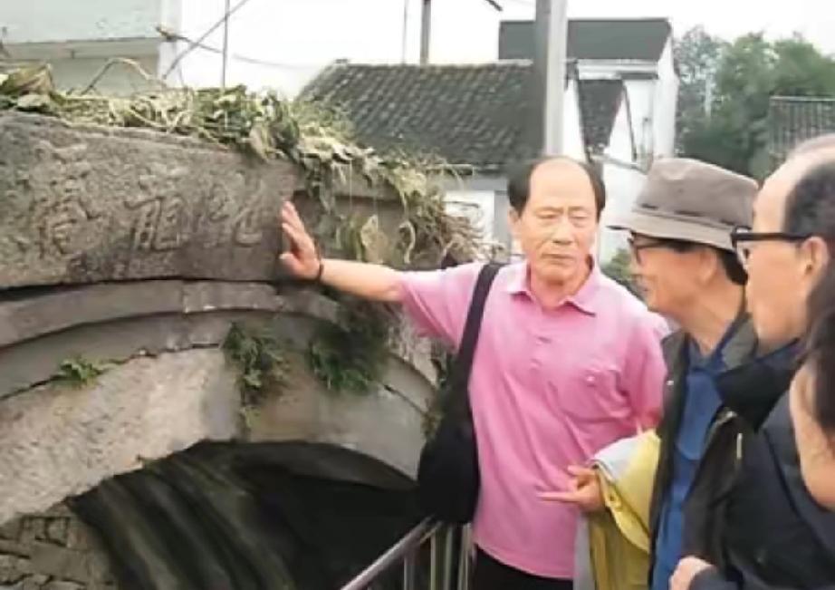 一群韩国老人跪在浙江湖州的古桥边嚎啕大哭，只因桥名和族谱上记载的一模一样——
