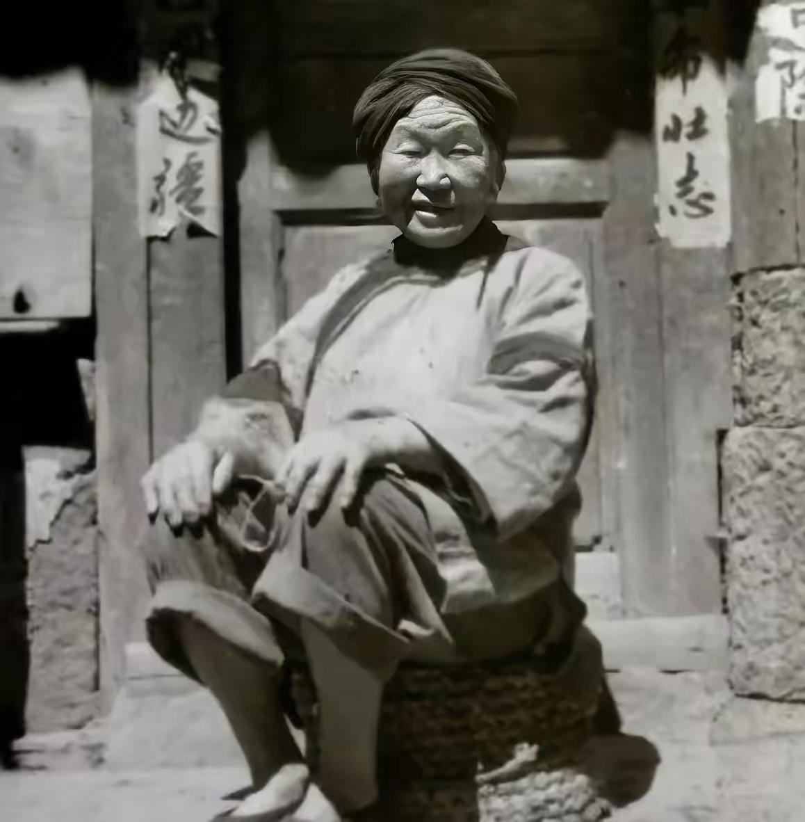 1943年冬天，山东定陶城门口，北风裹着雪沫子往人脸上刮，一个破破烂烂的女乞丐被