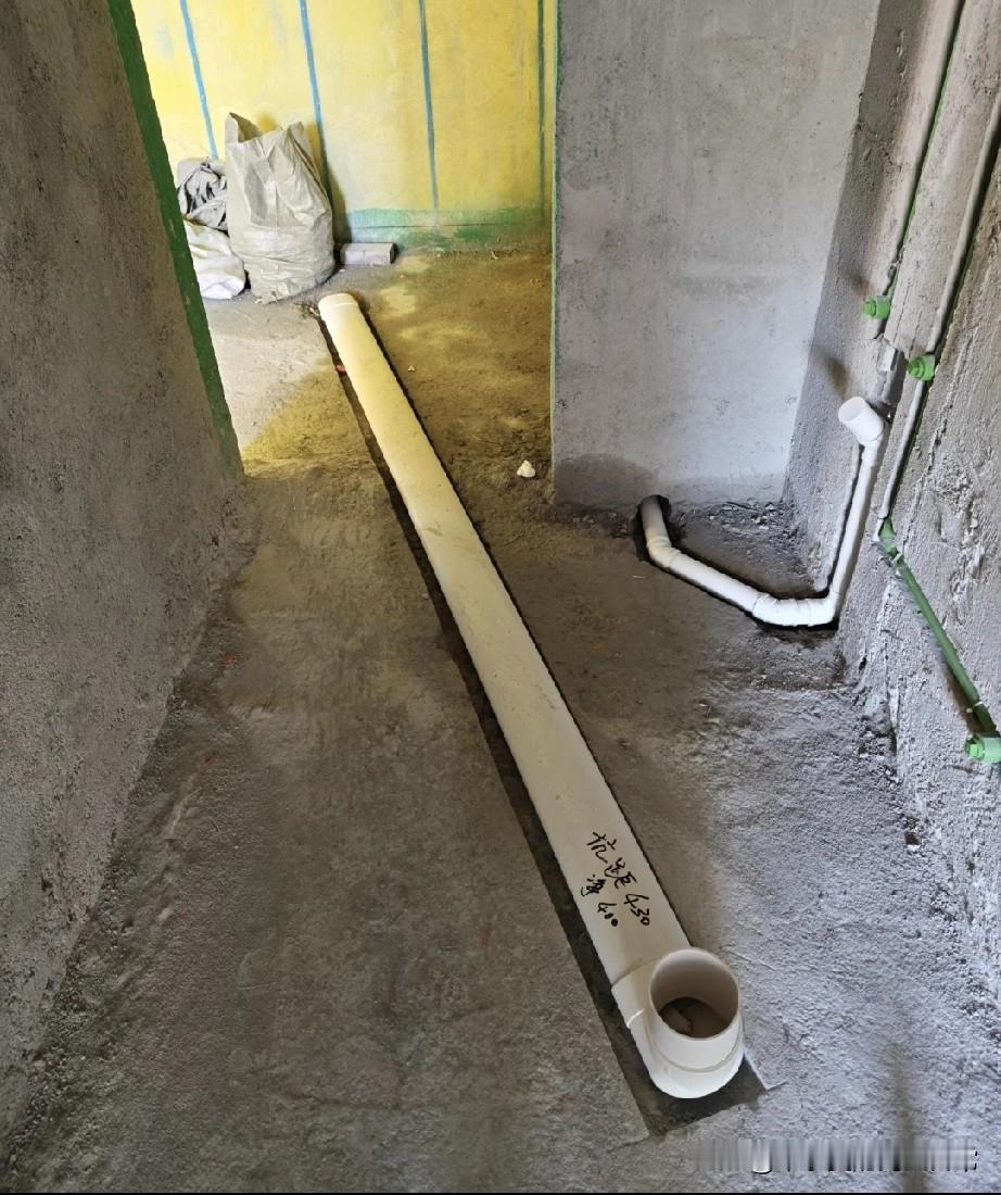 最远马桶移位了，好担心会堵啊！装修踩坑现场：马桶移了快3米，这管子铺得我连夜