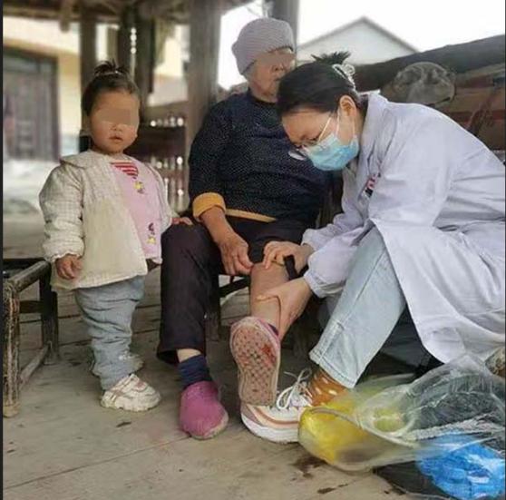 就是听了微信群的“养生谣言”，朋友父亲险些落得被截肢的下场。千万别不当回事，很多