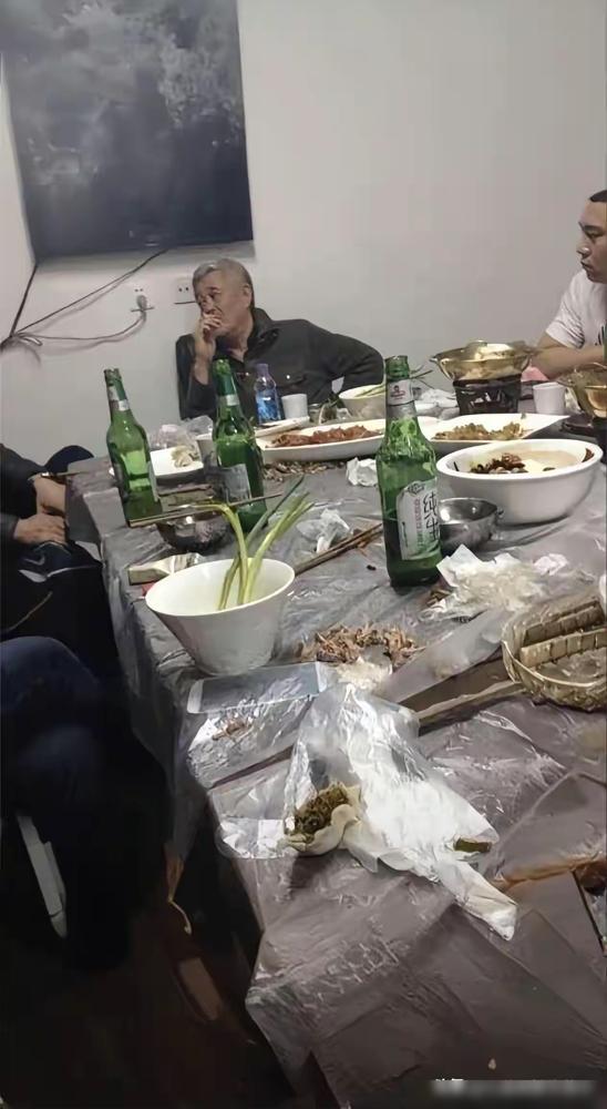 说实话，刚看到赵本山现在吃饭的这张照片，心里还真有点说不出的滋味。照片里他坐