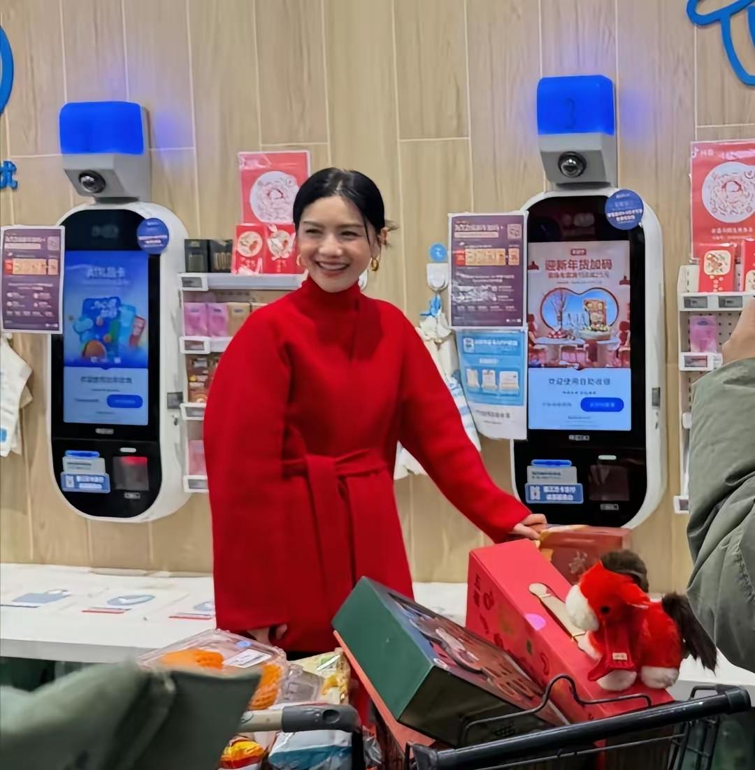 看到胡可，感觉年味来了！2月7日，偶遇胡可逛超市买年货，她身穿大红色羊毛外套，