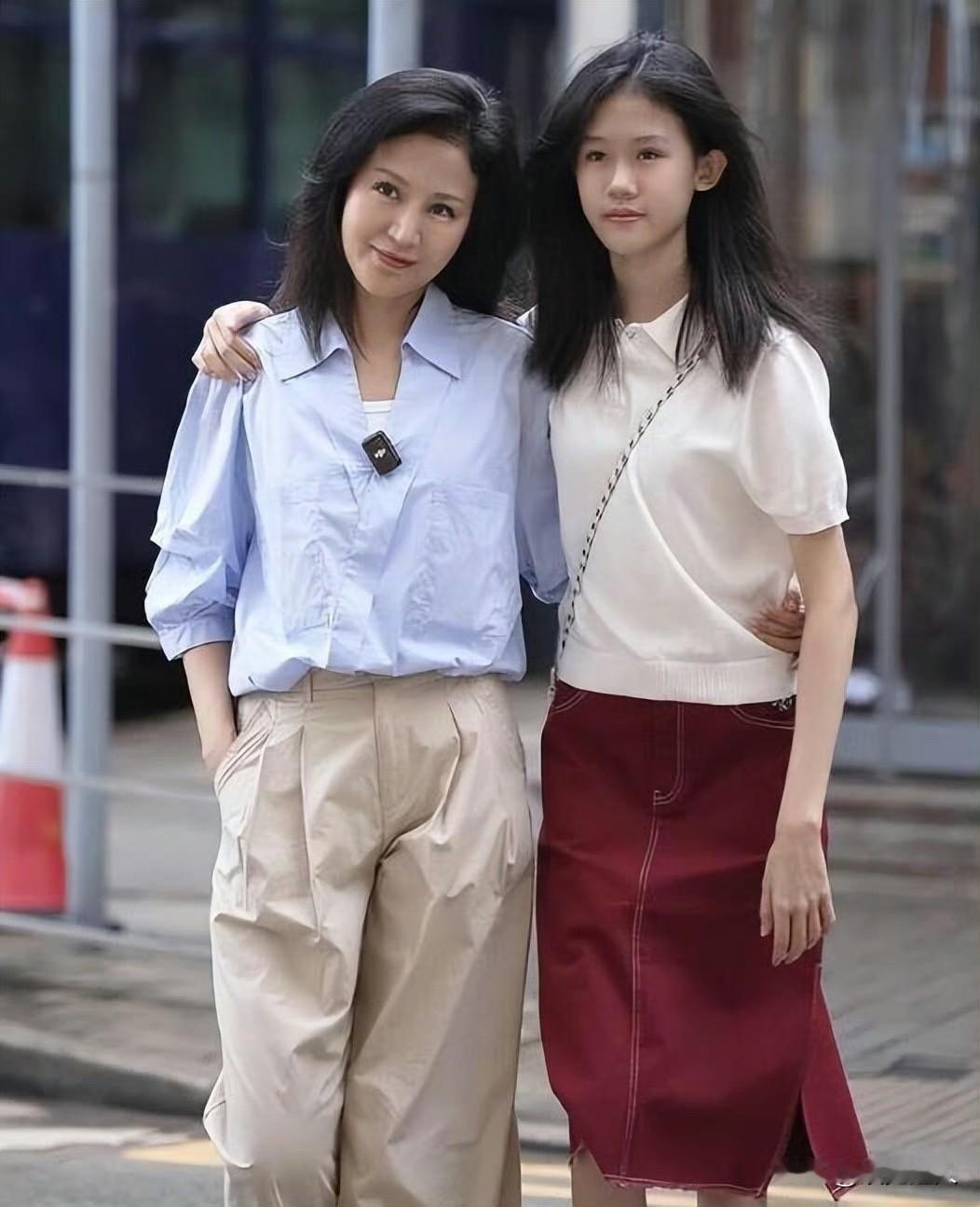 陆毅鲍蕾的大女儿也太会长了！身高直接冲到170cm，在星二代里颜值妥妥拔尖！这基