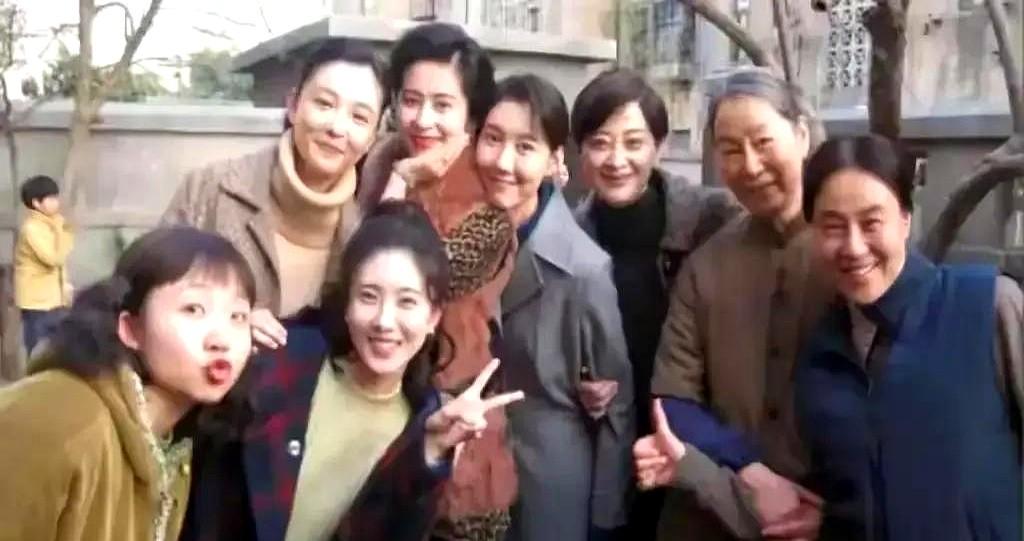 空手去朋友家，走时被塞了1万6的Prada。这事儿就发生在颖儿和梅婷身上。颖