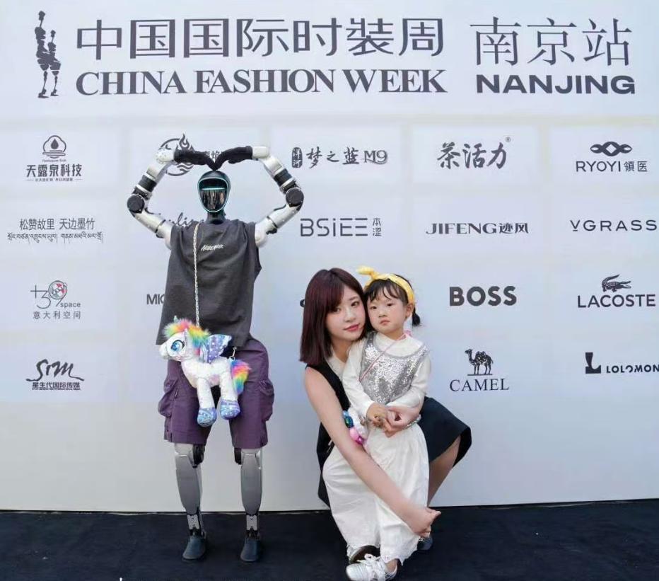 黄一鸣放弃起诉王思聪！ 闪闪还小，认回父亲的事还不是那么紧迫，但不等于这件事
