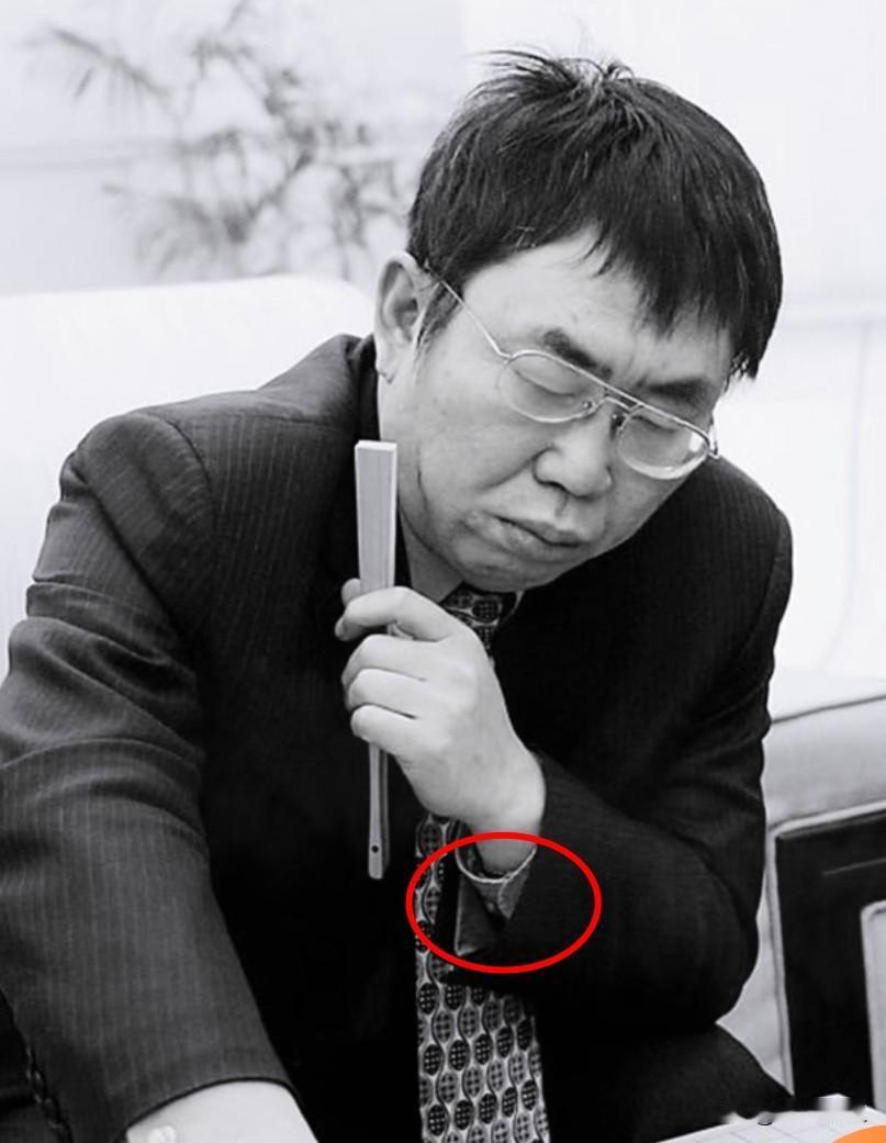 看“棋圣”聂卫平这大半辈子，棋下得绝，挑媳妇的眼光也是真够“专一”的！头