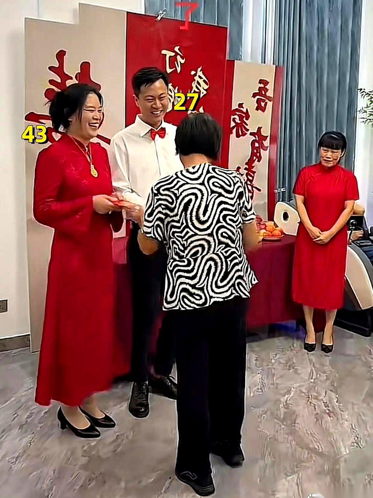 刷到一个婚礼，男的27，女的43。还是他老板。就这三个标签，评论区直接炸成了
