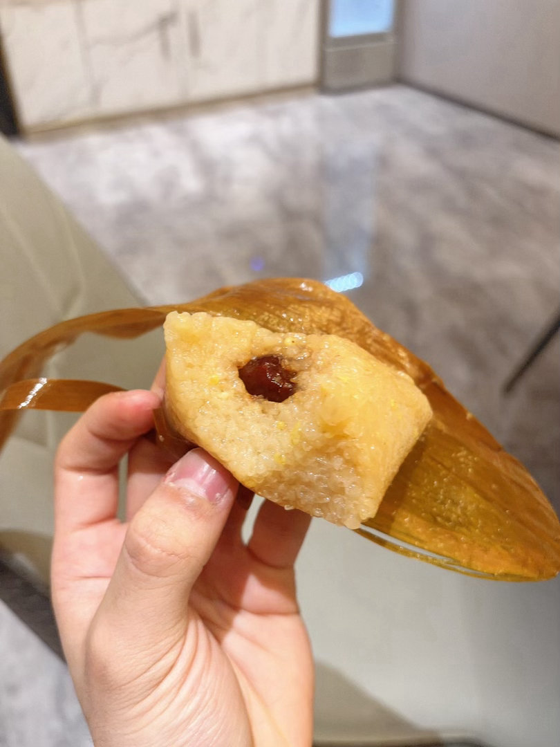 小猪手真可爱呀！