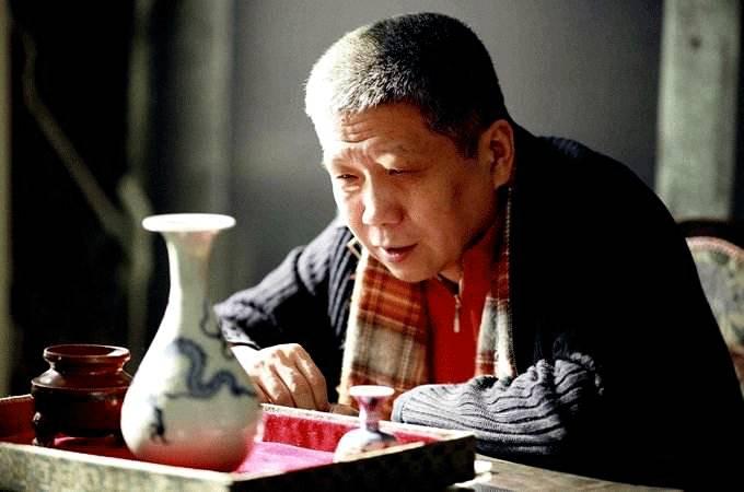 1977年，一名神色拘谨的男子怀抱一只污秽的陶罐前往鞍山文物管理所，略显局促地向