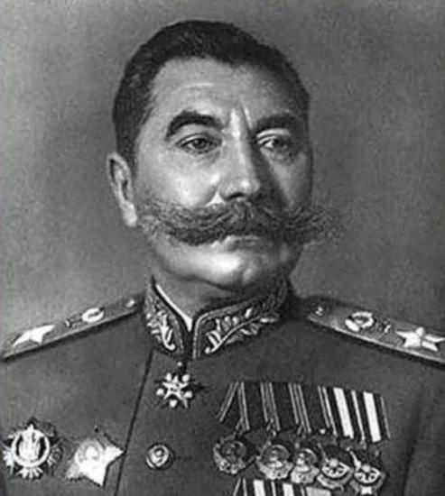 1939年，苏联内务部包围了布琼尼元帅的住宅，在这位驰骋疆场的骑兵统帅手持机枪向