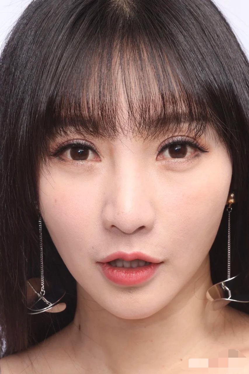 柳岩怼脸美图
