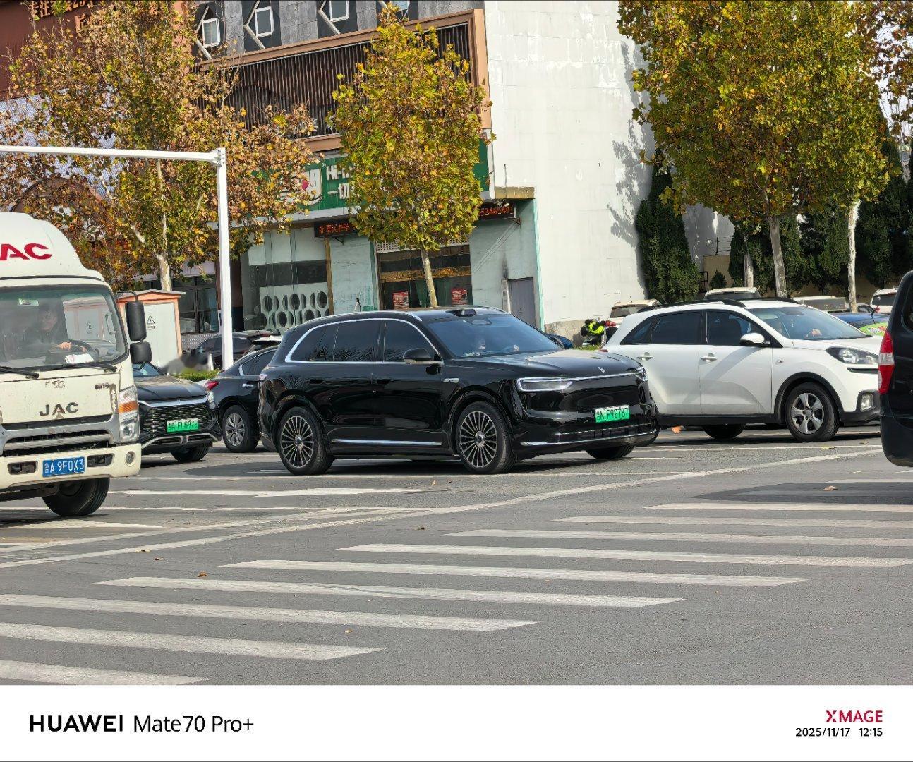 下班在路口偶遇一辆新款问界M7，是梦中情车无疑了！整车外观看起来和M8很像，非常