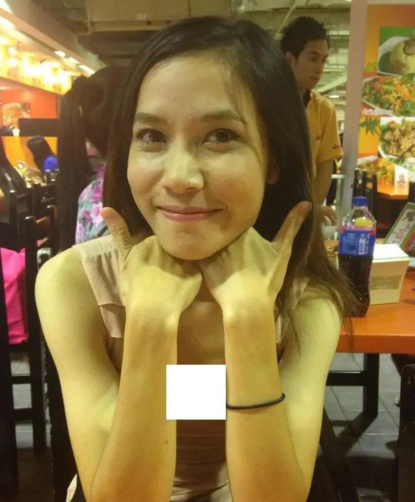 诗妮娜抱别人的娃那么顺手，又没见过她大过肚子，嫁给泰王这些年，貌似她都没有生儿育