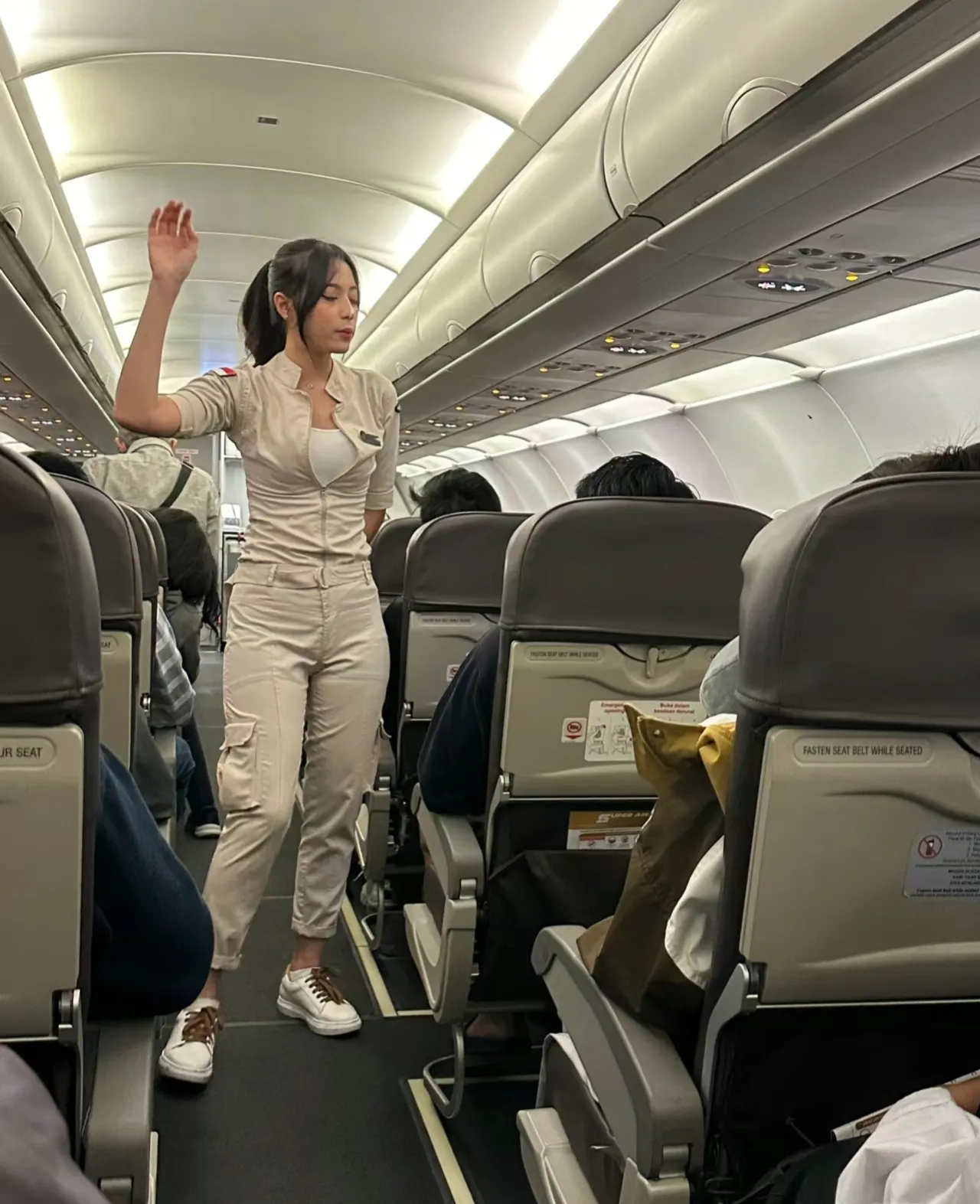 印尼航空的空姐打扮很干净利落