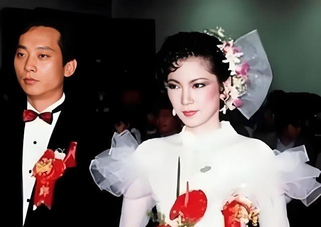 1985年，叛逃至台湾的飞行员萧天润和台湾美女主播张德芬结婚了，婚礼上，萧天润满