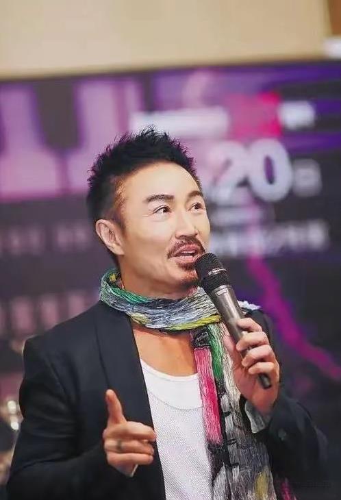 曾与“港独”争议捆绑的周启生、赵学而想到内地开演唱会，结果舆论声四起。几天之内，