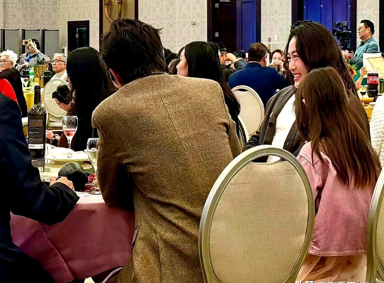 45岁陈冠希老成爷爷脸？别急着叹。上周他抱女儿Alaia逛洛杉矶玩具店，9