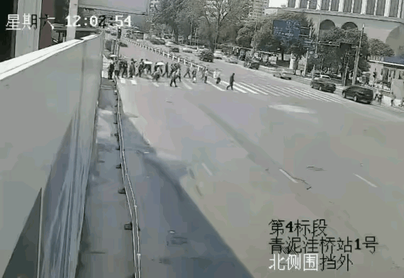 抓住他别让她跑了😡