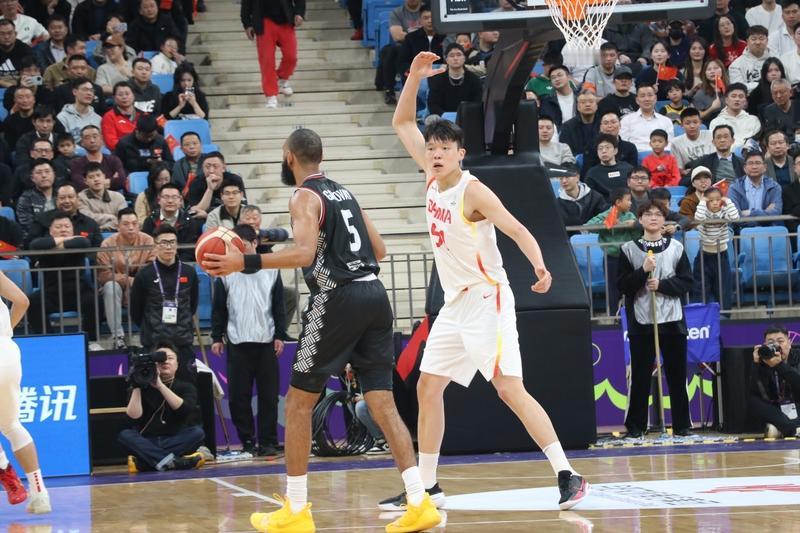 杨瀚森被打中面部重重倒地遭裁判无视杨瀚森面部遭击重重倒地，裁判竟视若无睹！NB