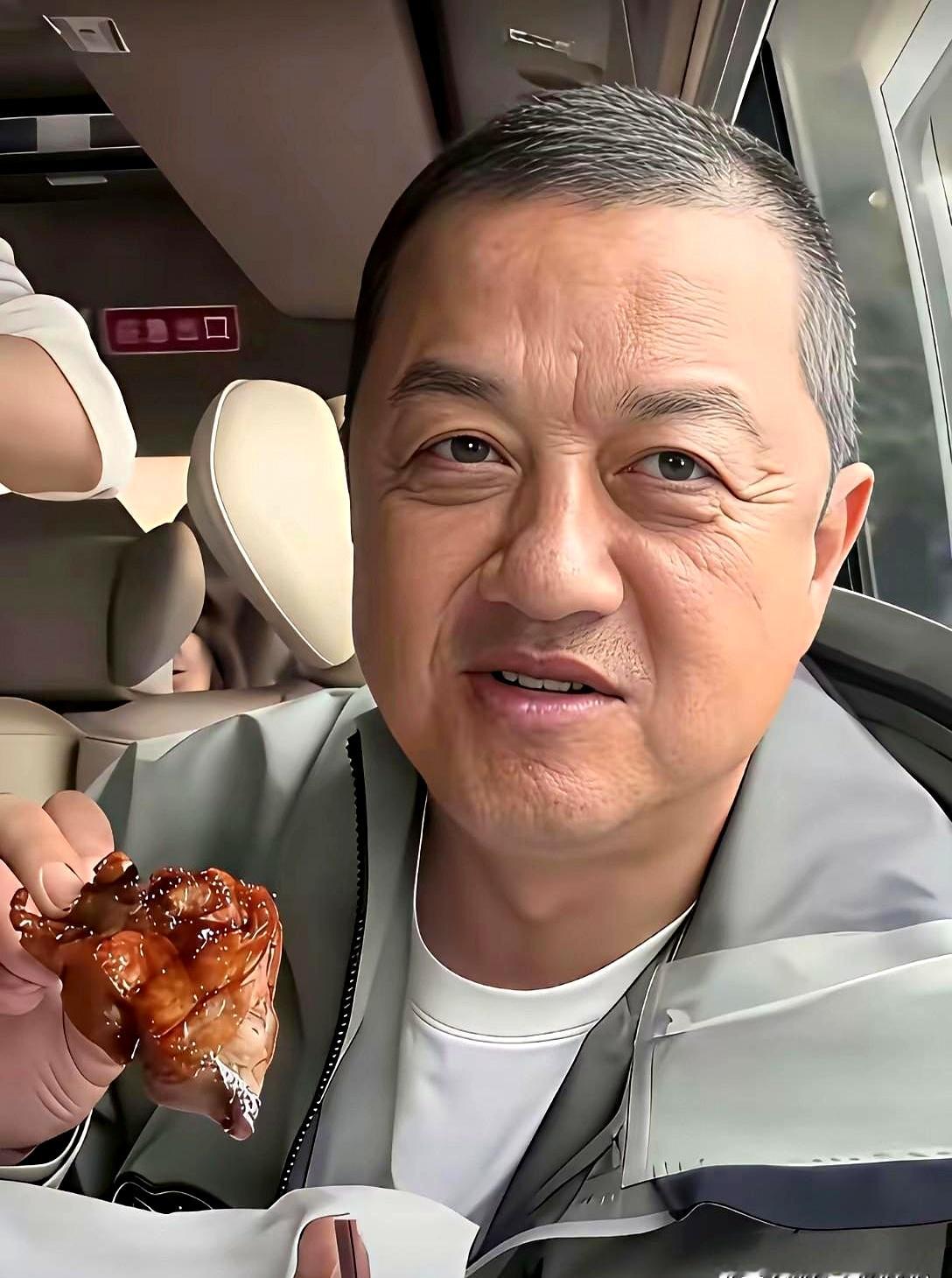 54岁的李亚鹏近照曝光，头发稀疏全白，从侧脸看过去像个七十岁的小老头，让人心里直发酸当年演令狐冲时风