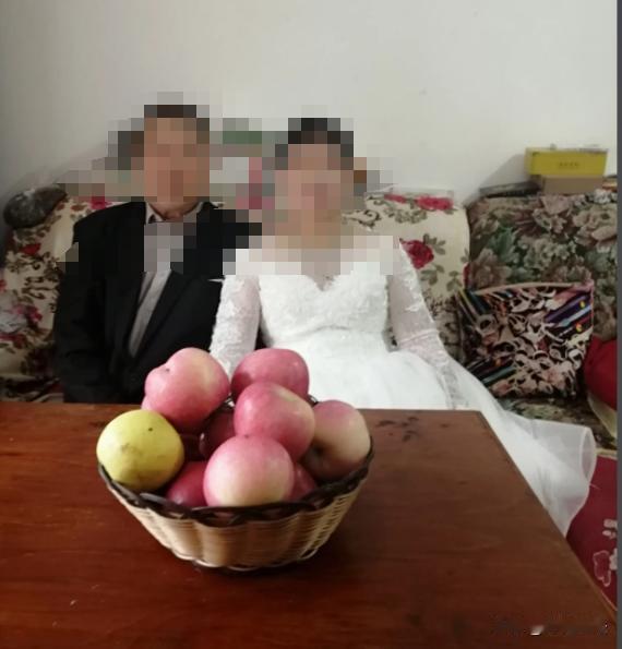 一男子非常有钱，经商成功后一直跟自己的女秘书感情很暧昧，二人就发展成为地下情人的