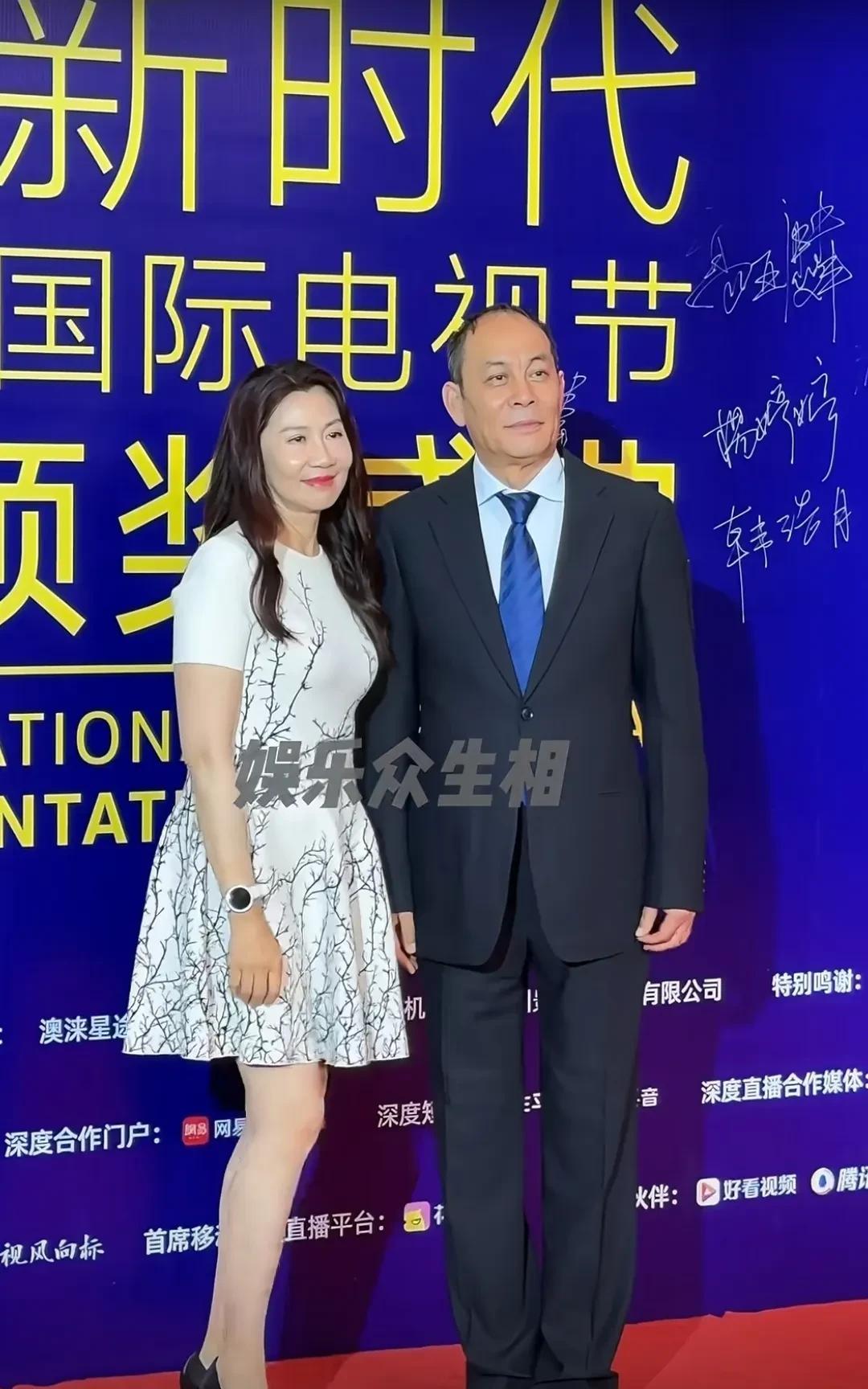 “吕布”挑老婆的眼光，果然不错！看模范夫妻张光北和陈炜走红毯，陈炜这是逆生长啊