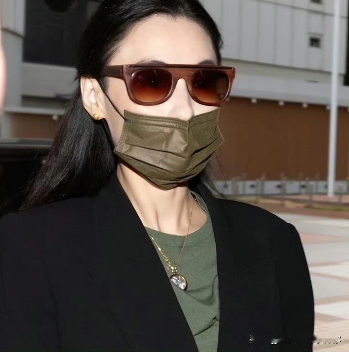 朋友看到张柏芝庭审新闻后，说了句话。他说，张柏芝这人，好像总在同一个地方摔倒