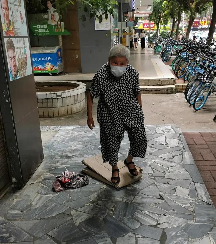 她尽心竭力的照顾瘫痪的婆婆，结果她老公却出轨了，她发现后，她老公还狡辩说，“谁让