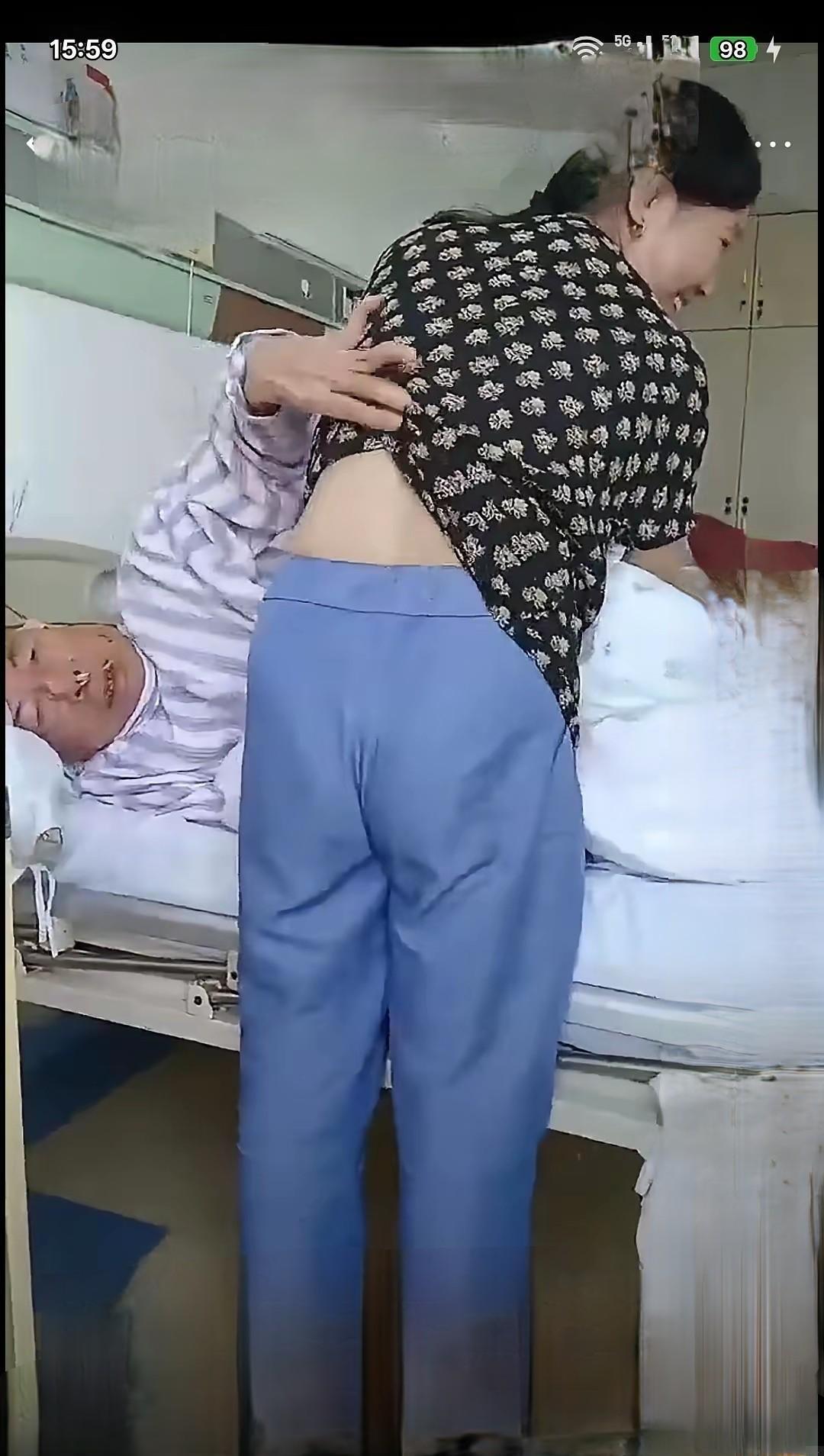 九十多岁了，手胎起来都颤抖着，就这还不耽误摸护工，这老头除了手不老实，其他都老实