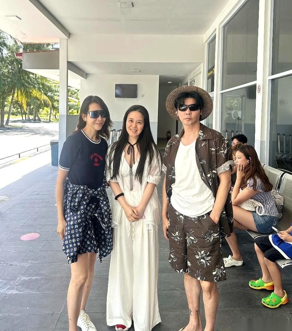 网上刚爆出一组马尔代夫的网友偶遇照。主角是53岁的蔡少芬，带着张晋和三个孩子在