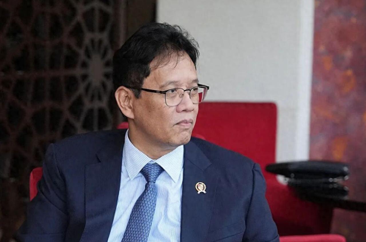 印尼财长普尔巴亚，正在参与国会会议的时候接到一通电话，才知晓自己已经被解除财政部