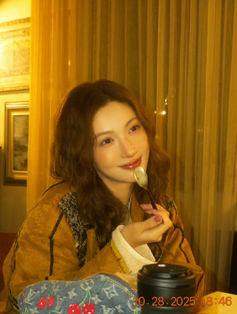 我这明艳动人的“大洋娃娃”金晨，可爱满溢，美丽大方，性格更是如暖阳般明朗，每一帧