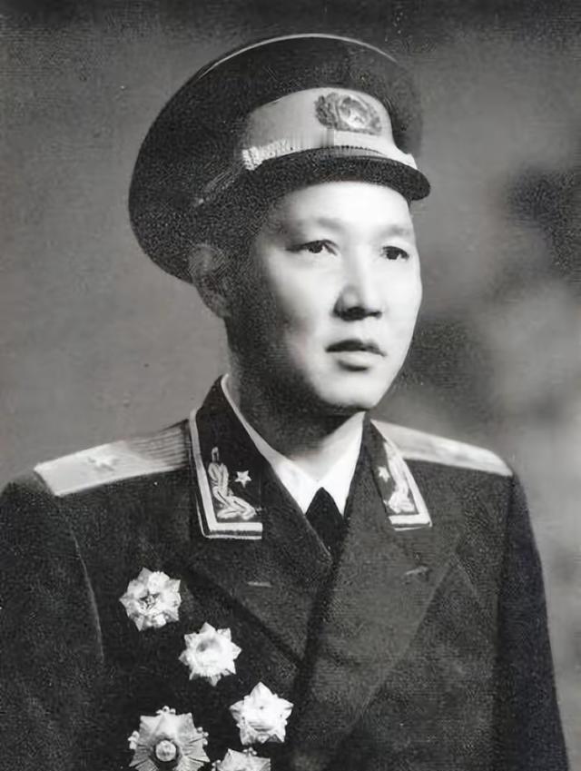 1960年，傅崇碧准备回老家通江，一开始，他是高兴的，可当他听说许多烈士的父母、