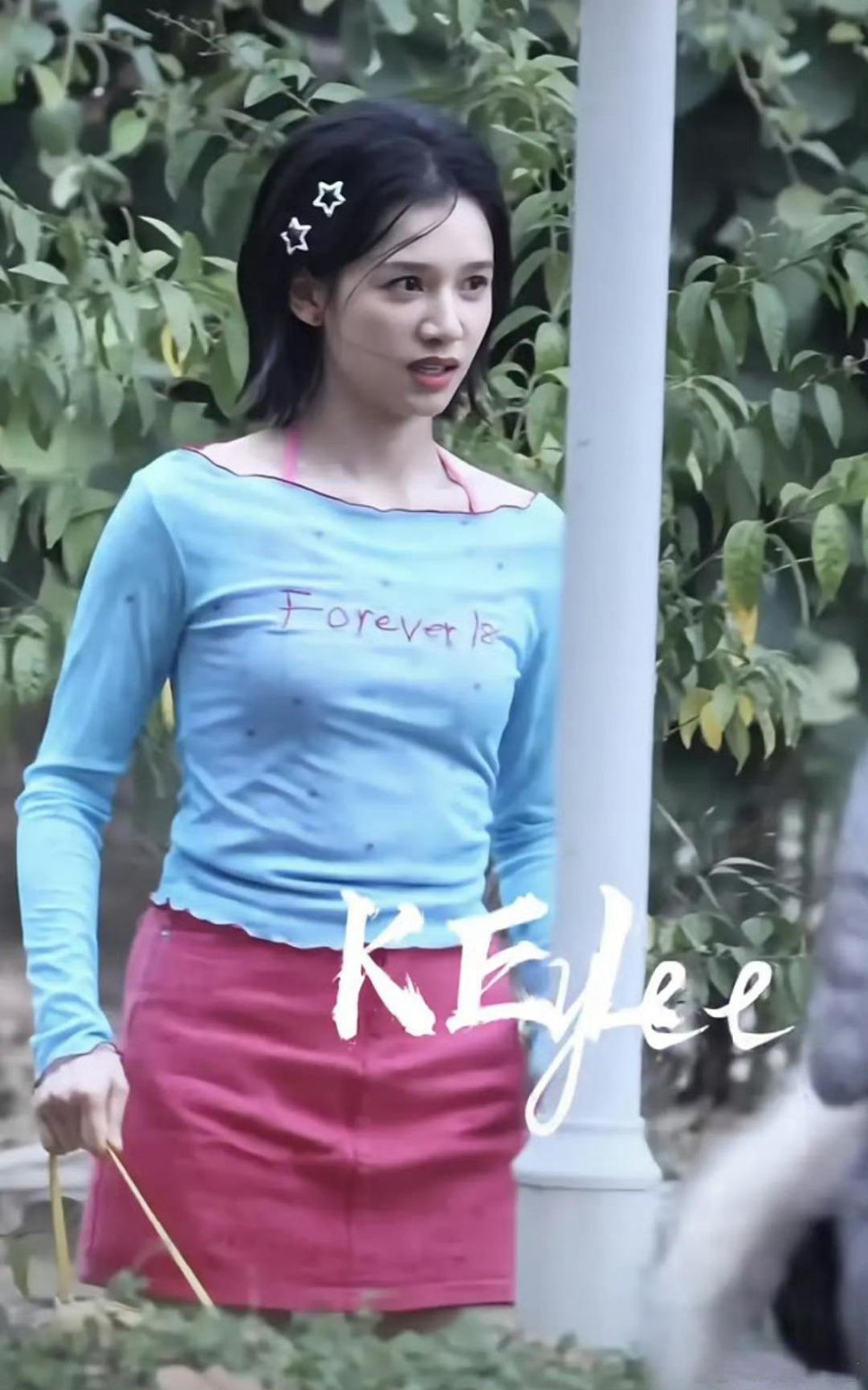 本身这套衣服很美，有千禧年的风格。但是这种衣服不适合大骨架的张婧仪……