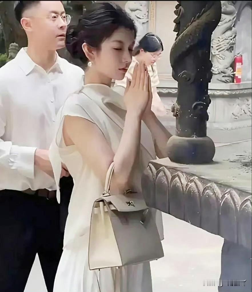 感觉她什么都不缺啊，求啥呢​？颜值