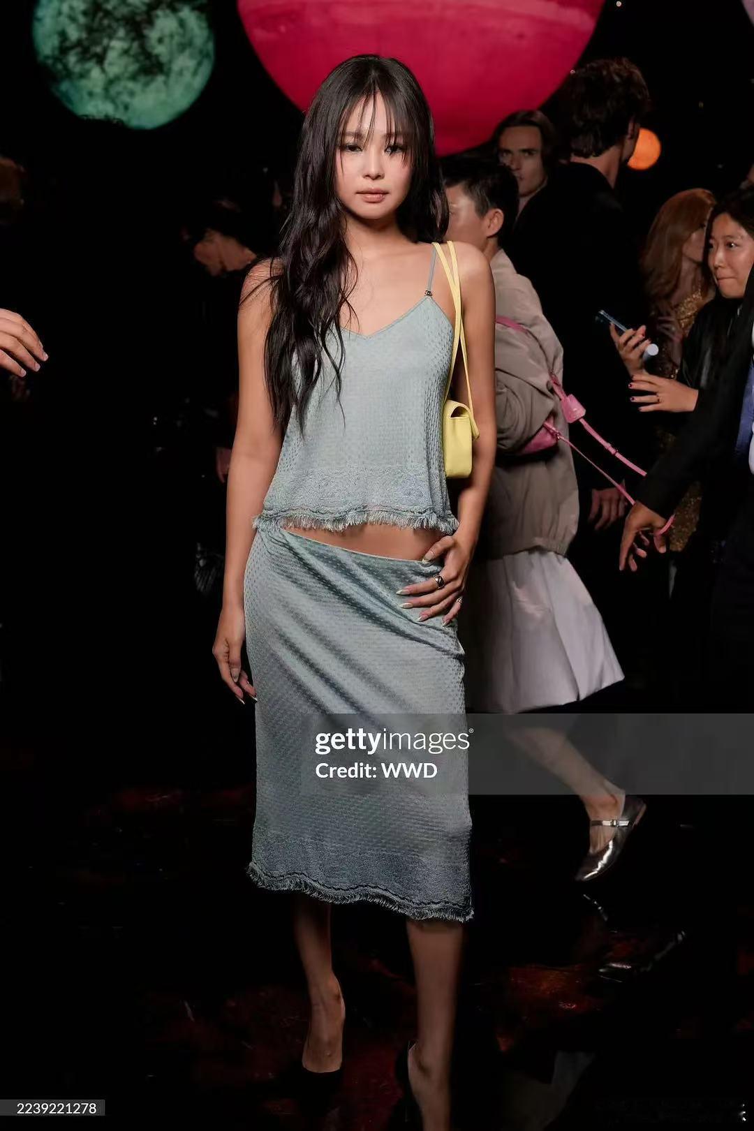 ennie演唱会服装JENNIE的舞台造型充满深意，从文字到金箔，每一步都在强