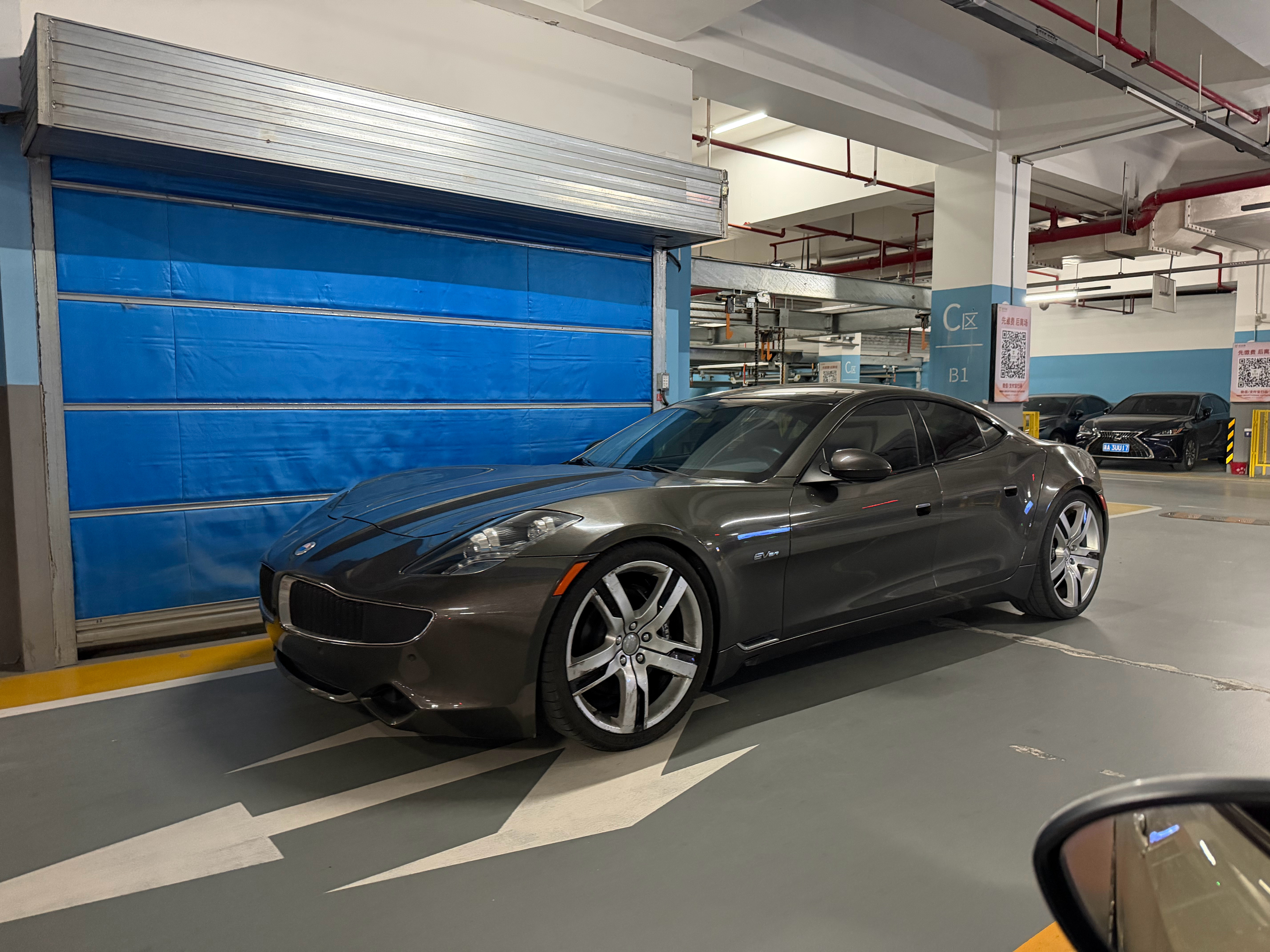 地库看到FiskerKarma，稀缺货汽场全开​​​